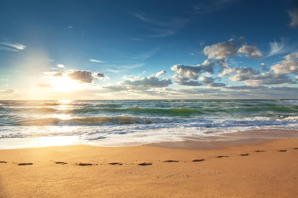 Bellissimo paesaggio nuvoloso sul mare, colpo di sole — Foto Stock
