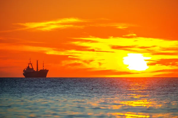 Sabah gündoğumu deniz üzerinde — Stok fotoğraf