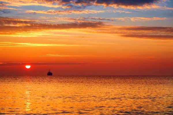 Prachtig wolkenlandschap boven de zee, zonsopgang schot — Stockfoto