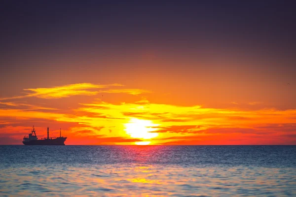 Sabah gündoğumu deniz üzerinde — Stok fotoğraf