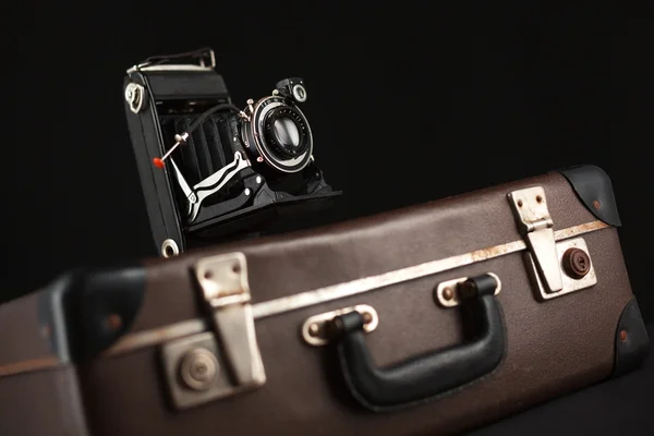 Fotocamera vintage e vecchia valigia — Foto Stock
