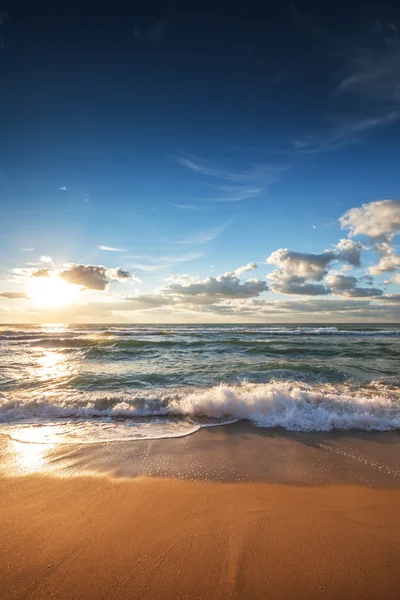 Schöne Wolkenlandschaft über dem Meer, Sonnenaufgang — Stockfoto