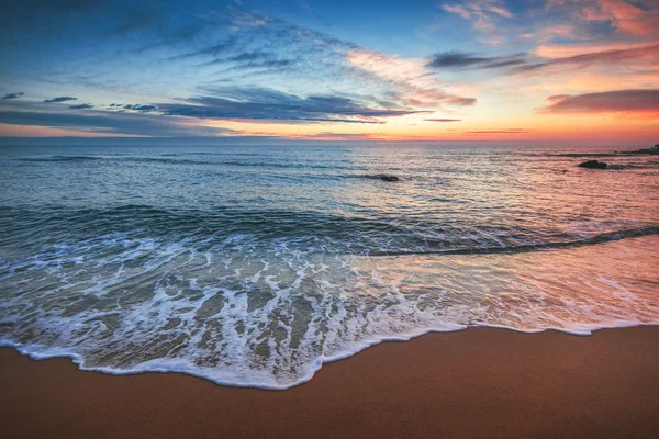 Bela paisagem nublada sobre o mar, tiro ao nascer do sol — Fotografia de Stock