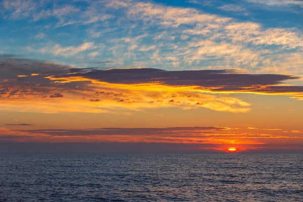 Schöne Wolkenlandschaft über dem Meer — Stockfoto