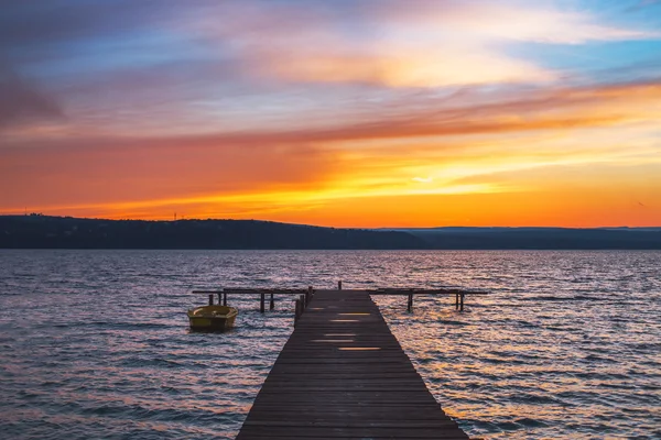 Hermoso paisaje nublado sobre el lago y el barco borroso — Foto de Stock