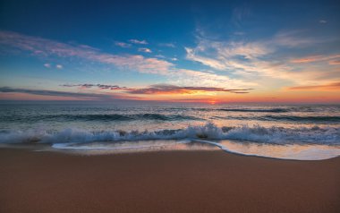 Denizin üzerinde güzel bulutlar, güneşin doğuşu.