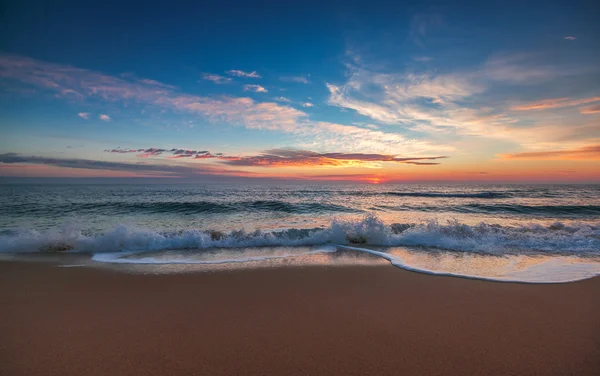 Schöne Wolkenlandschaft über dem Meer, Sonnenaufgang — Stockfoto