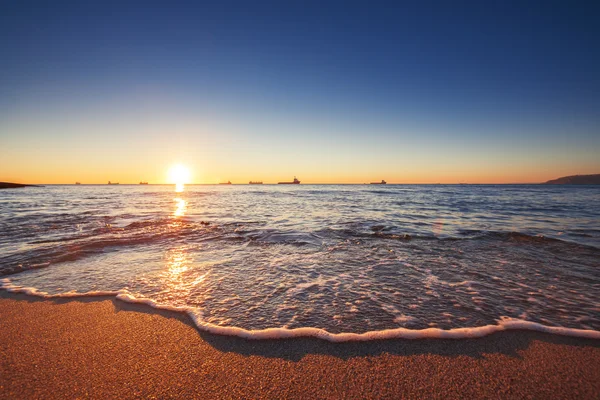 Salida del sol sobre el mar — Foto de Stock