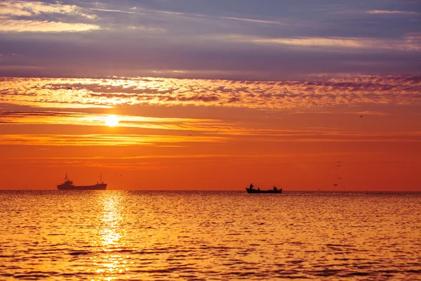 Красивий хмарний пейзаж над морем, схід сонця — стокове фото