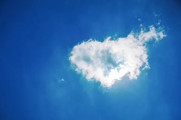 Herzförmige Wolke am blauen Himmel — Stockfoto