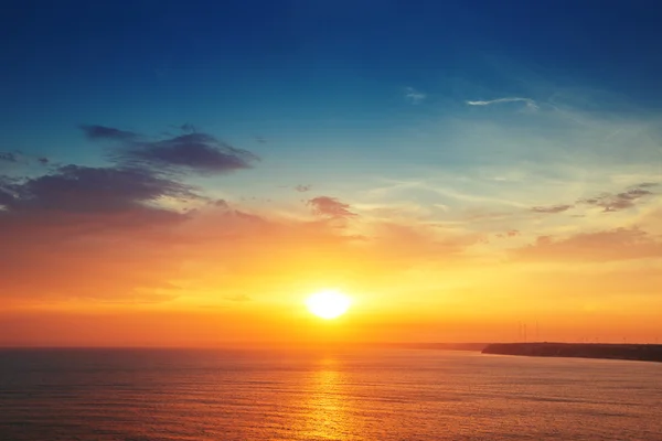 Vacker molnlandskap över havet, solnedgång skott — Stockfoto