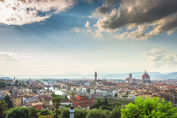 Západ slunce nad Palazzo Vecchio, Katedrála Santa Maria del Fiore — Stock fotografie