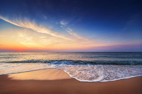 Schöne Wolkenlandschaft über dem Meer, Sonnenaufgang — Stockfoto