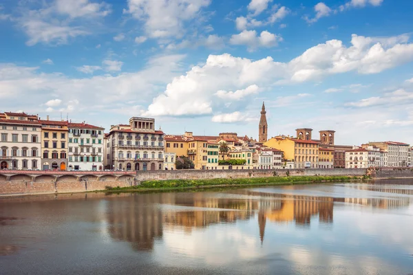 Blick auf Ponte Vecchio mit Reflexionen im Fluss Arno, Florenz, — Stockfoto