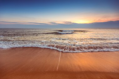 deniz üzerinde gündoğumu