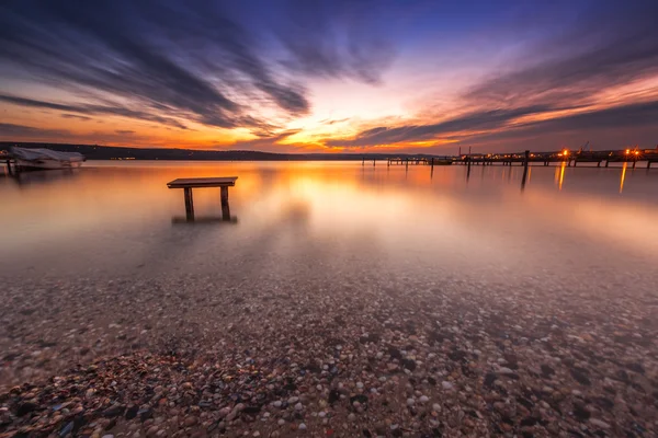 Bellissimo paesaggio nuvoloso sul mare, colpo al tramonto — Foto Stock