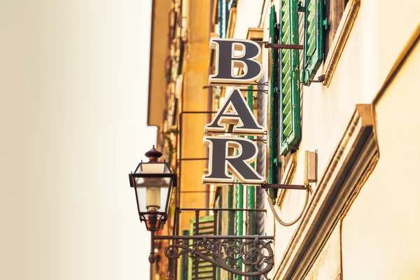 Señal de bar y edificios en la calle de la ciudad — Foto de Stock