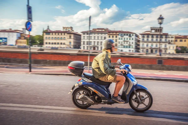 Chłopiec wyścigi motocyklowe na ulicach Florencji Obrazy Stockowe bez tantiem