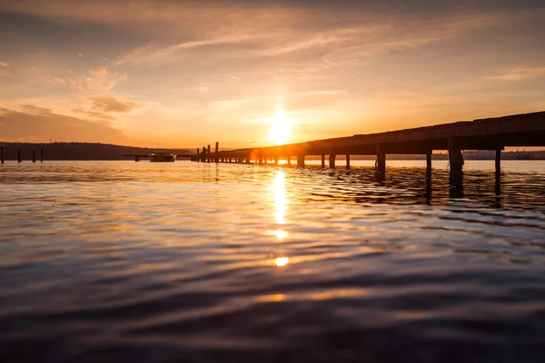 Bela paisagem nublada sobre o mar, tiro ao pôr do sol — Fotografia de Stock