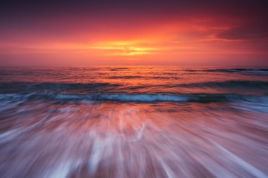 Denizin üzerinde güzel bulutlar, güneşin doğuşu.