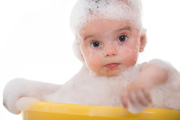 Adorable baño bebé niño con jabón suds en el pelo — Foto de Stock