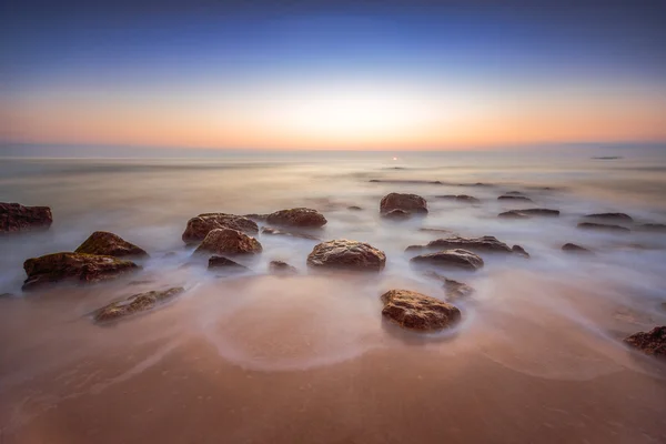 Schöne Wolkenlandschaft über dem Meer — Stockfoto