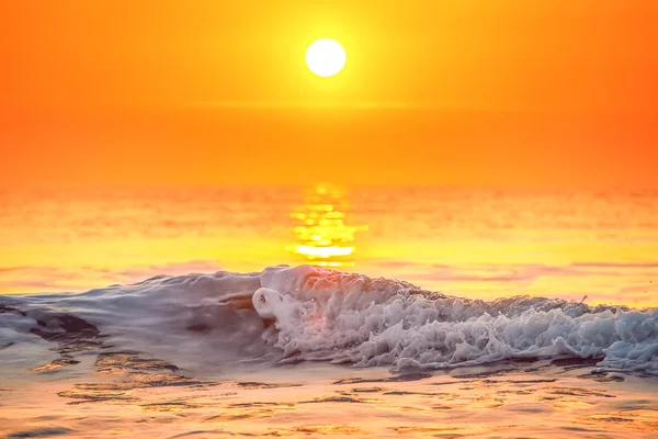 Salida del sol sobre el mar — Foto de Stock