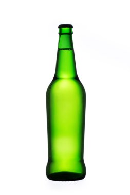 Yeşil bira şişesi beyaza izole edilmiş.
