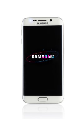 Varna, Bulgaristan - 13 Nisan 2015: Studio kadeh beyaz Samsung