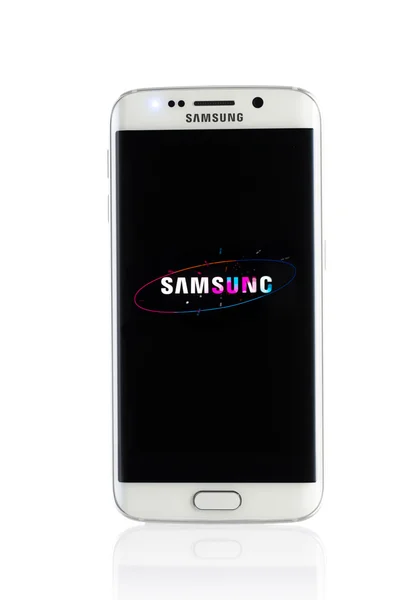 Varna, Bulgaria - 13 de abril de 2015: Studio shot of a white Samsung —  Fotos de Stock