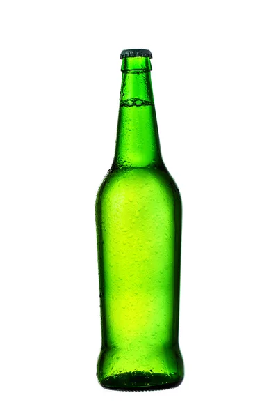 Botella verde de cerveza con gotas sobre fondo blanco —  Fotos de Stock