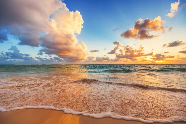 Bellissimo paesaggio nuvoloso sul mare dei Caraibi, colpo di sole — Foto Stock