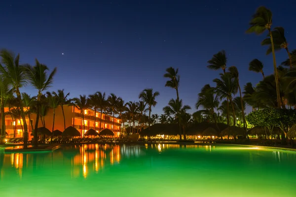 Piscina na noite tropical — Fotografia de Stock