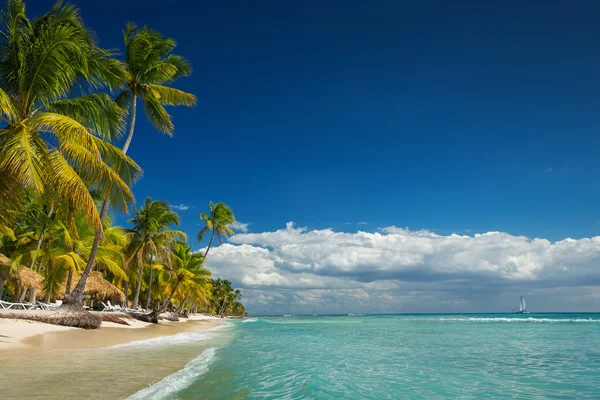 Landschap van paradijs tropisch eiland strand — Stockfoto