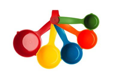 Renk plastik kaşık beyaz bir arka plan üzerinde izole dozaj