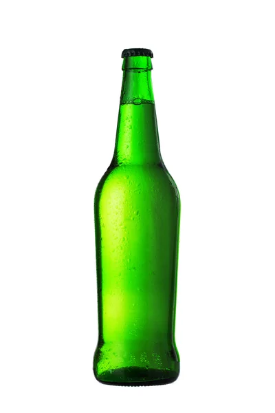 Groene fles bier met druppels op witte achtergrond — Stockfoto