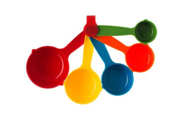 Renk plastik kaşık beyaz bir arka plan üzerinde izole dozaj