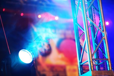 konserde sahne ışıkları 