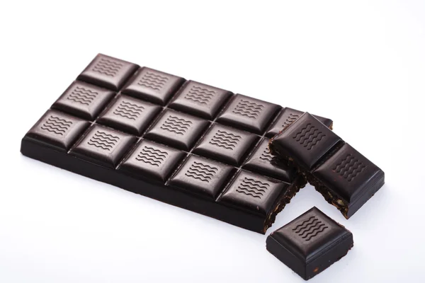 Handgemaakt, bio chocolade op wit wordt geïsoleerd — Stockfoto