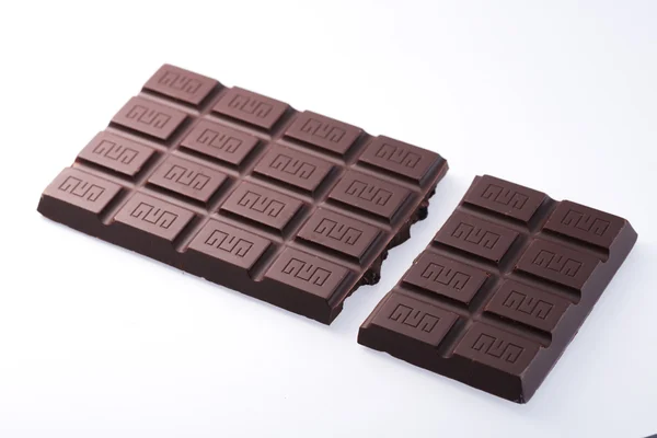 Handgemaakt, bio chocolade op wit wordt geïsoleerd — Stockfoto