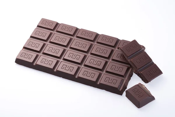 Handgemaakt, bio chocolade op wit wordt geïsoleerd — Stockfoto