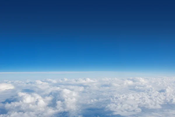 Boven de wolken foto van puffy wolken — Stockfoto