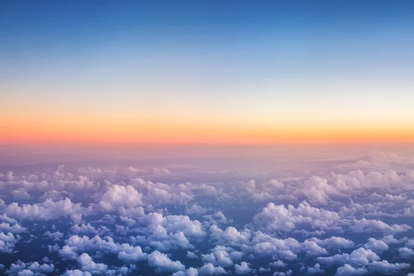 Boven de wolken foto van puffy wolken — Stockfoto