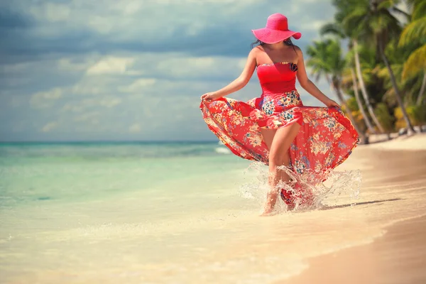 Senza pensieri, Giovane donna rilassante sulla spiaggia delle isole — Foto Stock