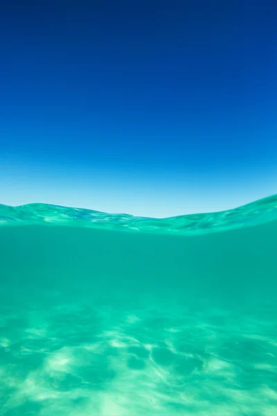 Ligne d'eau claire Caraïbes mer sous-marine et plus avec ciel bleu — Photo