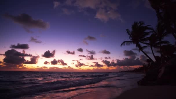 Bellissimo tramonto in una località balneare ai tropici — Video Stock