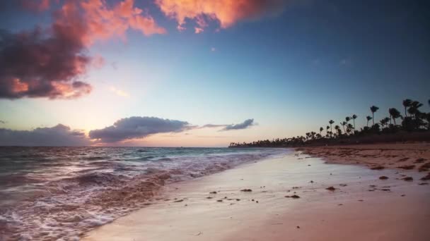 Zonsopgang boven het exotische strand in Punta Cana, Dominicaanse Republiek — Stockvideo