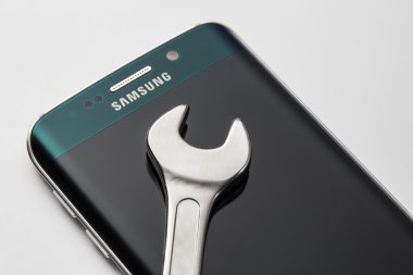 Yeşil Samsung Galaxy S6 kenar Smartphone stüdyo çekim