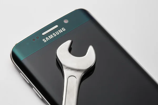 Studio záběr A zelený okraj Smartphone Samsung Galaxy S6 — Stock fotografie