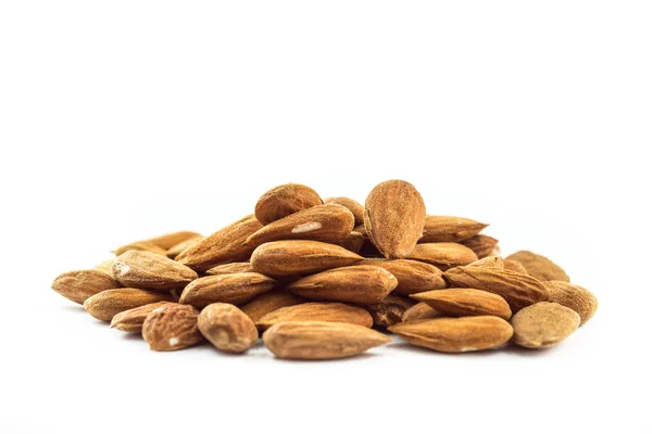 Almond dalam tumpukan di atas putih — Stok Foto